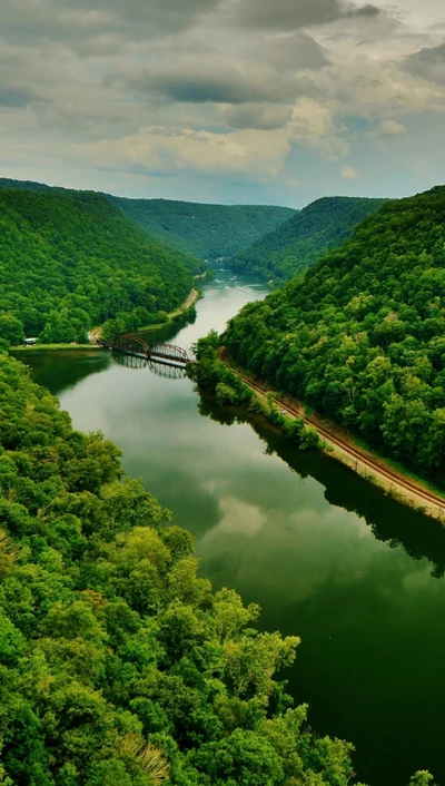 Rio sereno cortando montanhas verdes e exuberantes