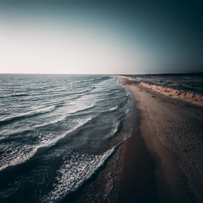 Ligne de rivage sereine au crépuscule avec des vagues douces