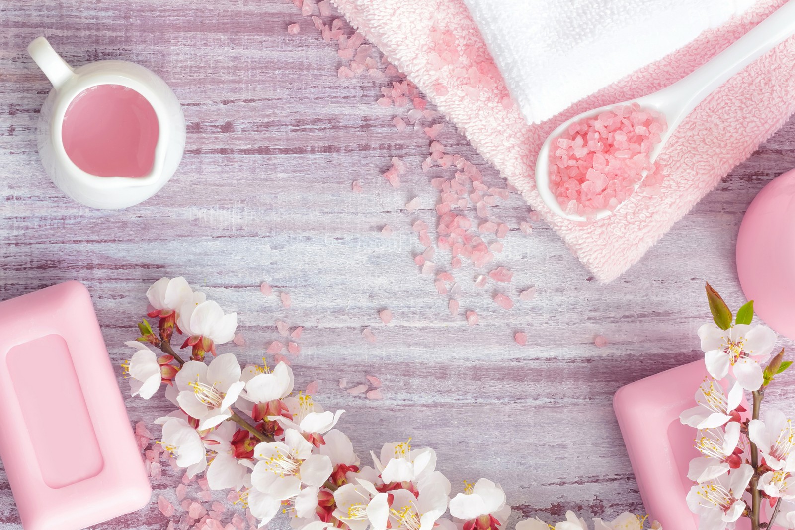 Um close-up de um sabonete rosa e um porta-sabonete rosa (pele, spa, xícara, massagem, braço)