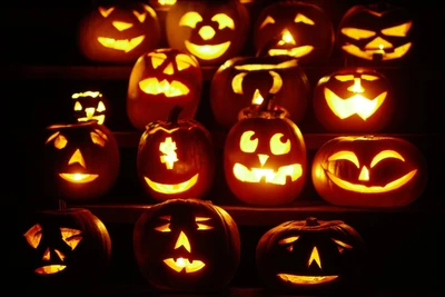 Calabazas de Halloween iluminadas: Una colección de creativos Jack-o'-Lanterns