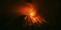 Erupção espetacular de um estratovulcão iluminando o céu noturno