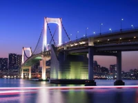 Pont Arc-en-ciel au crépuscule : un monument suspendu époustouflant se reflétant dans les eaux d'Odaiba