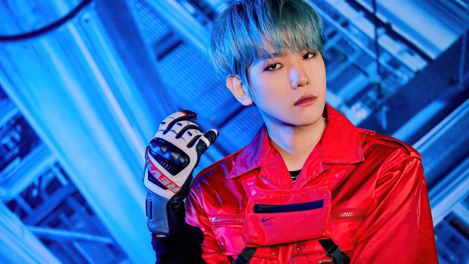 Un homme arabe en veste rouge et gants tenant une canette de soda (baekhyun, 백현, byun baek hyun, 변백현, superm k pop)