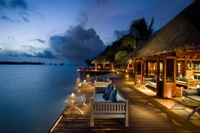 Sérénité du soir dans un complexe tropical : Hébergements luxueux au bord de la mer