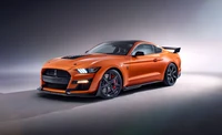 Ford Mustang Shelby GT500 2020 em um laranja marcante com design elegante e recursos de desempenho.