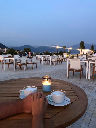 Serene Resort Penthouse Erlebnis mit Kaffee und malerischen Ausblicken bei Dämmerung