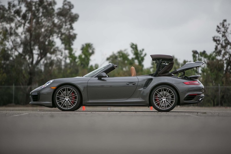 Серый porsche родстер припаркован на стоянке с открытым капотом (porsche 911 gt2, porsche 918 spyder, спортивный автомобиль, porsche, машина)