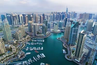 Atemberaubende Luftaufnahme der Wolkenkratzer und der städtischen Landschaft von Dubai Marina