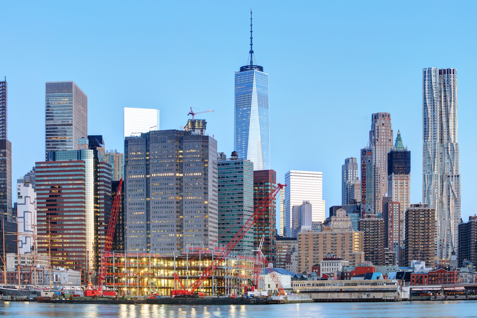 Edificios en el fondo de una ciudad con un bote en el agua (one world trade center, rascacielos, ciudad, paisaje urbano, panorama)