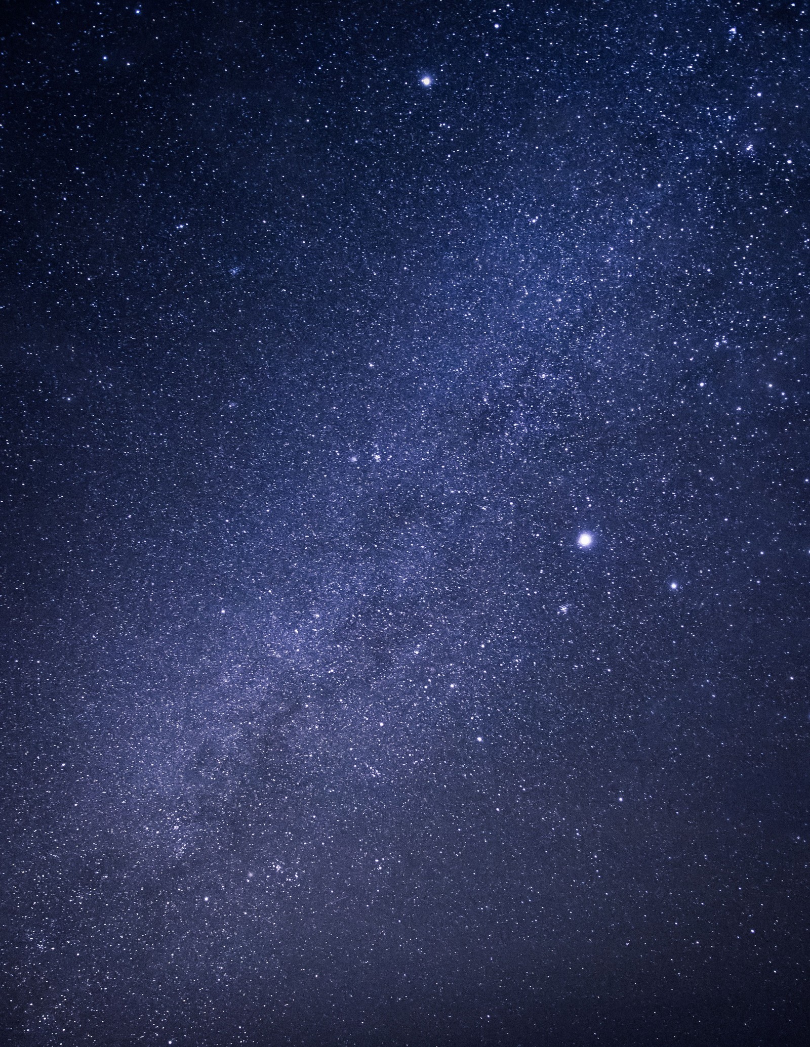 Céu estrelado com uma única estrela branca no meio (estrela, azul, atmosfera, galáxia, objeto astronômico)