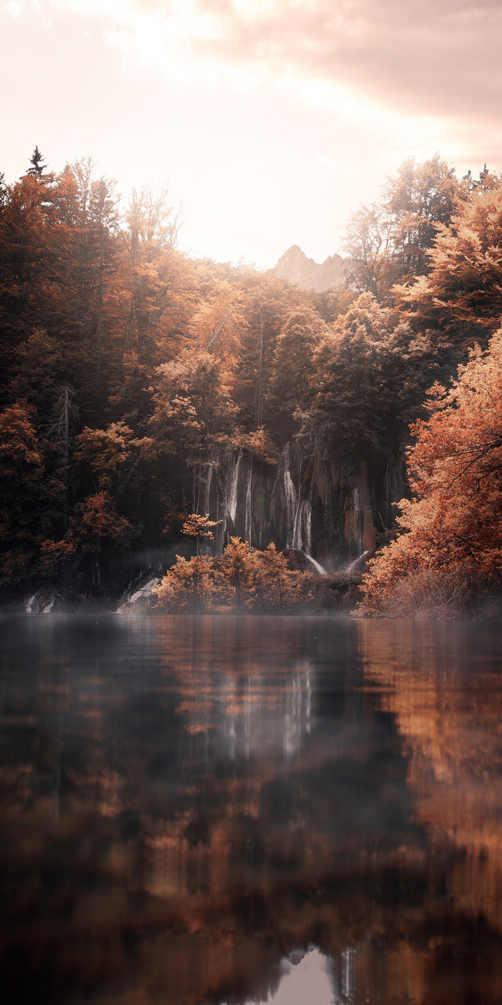 Il y a un bateau flottant dans l'eau près des arbres (paysage, art, automne, eau, ressources en eau)