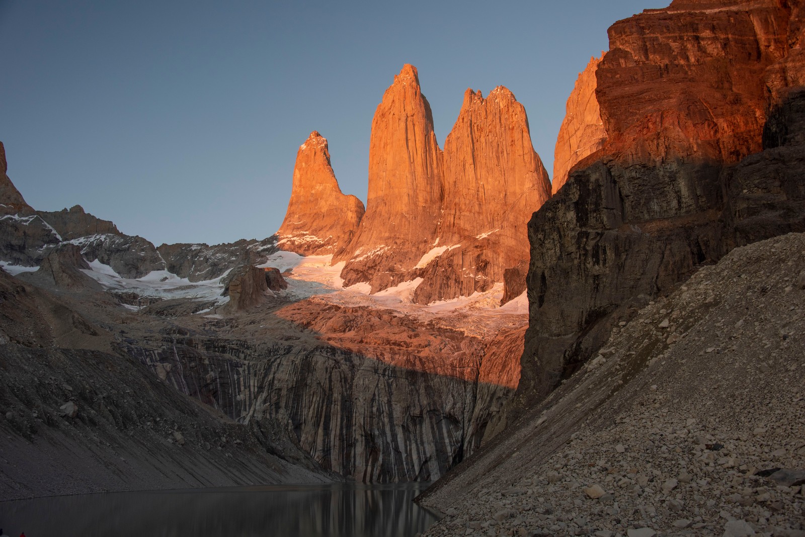 Girafas nas montanhas ao pôr do sol com um lago em primeiro plano (parque nacional torres del paine, torres del paine national park, natureza, parque, parque nacional)