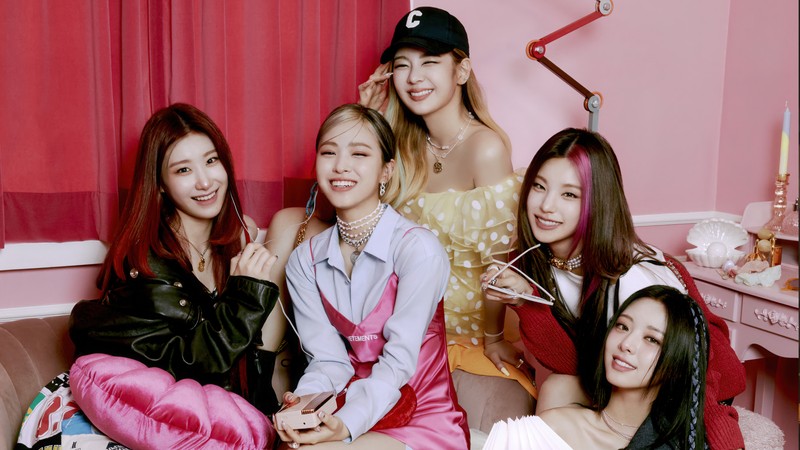 Участницы girls' generation позируют для фото в розовой комнате (итзи, itzy, kpop, 있지, k pop)