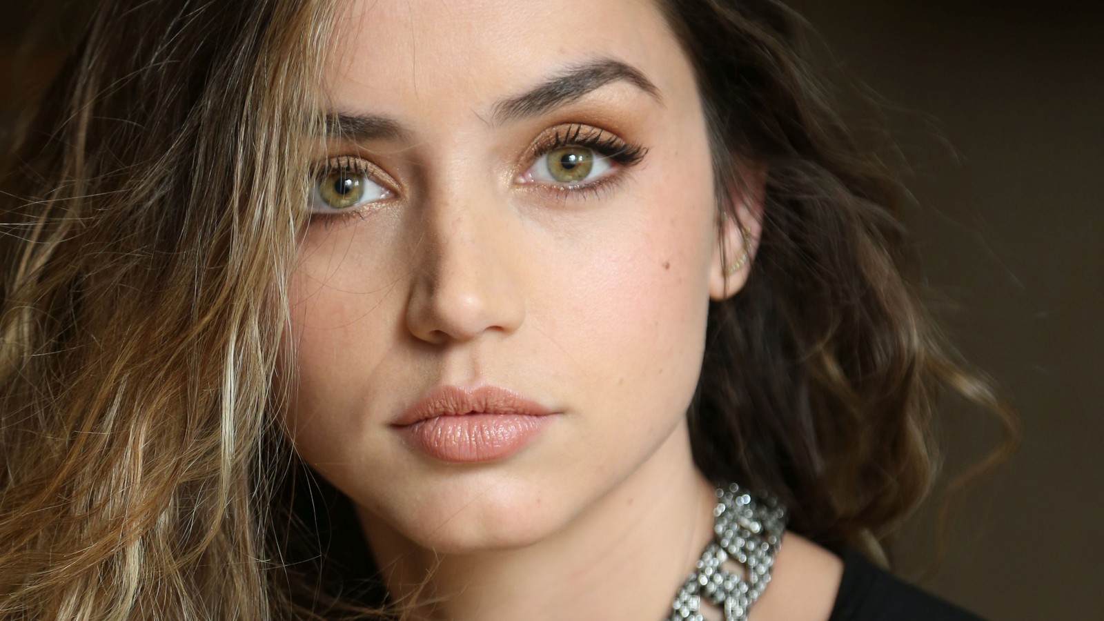 Gros plan d'une femme avec un collier et un pendentif (ana de armas, cubain, espagnol, actrice, célébrité)