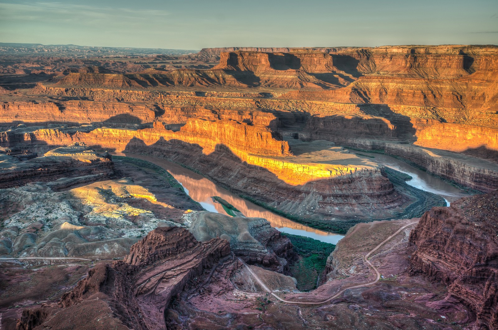 Vista de um cânion com um rio passando por ele (badlands, geologia, cânion, formação, parque nacional)