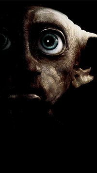 Dobby el elfo doméstico en la sombra: un primer plano de emoción y oscuridad