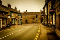 Encantadora rua urbana em uma tranquila cidade britânica ao anoitecer, emoldurada por arquitetura tradicional e suave iluminação pública.