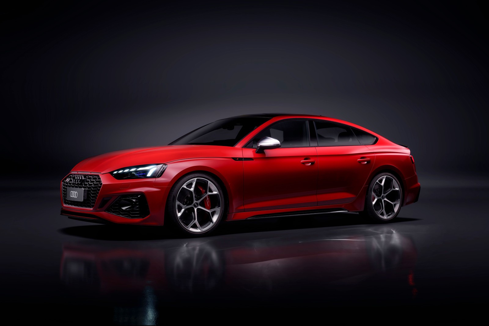 Скачать обои audi rs 5 sportback competition, 2023, тёмный фон, красные машины, спортивный седан