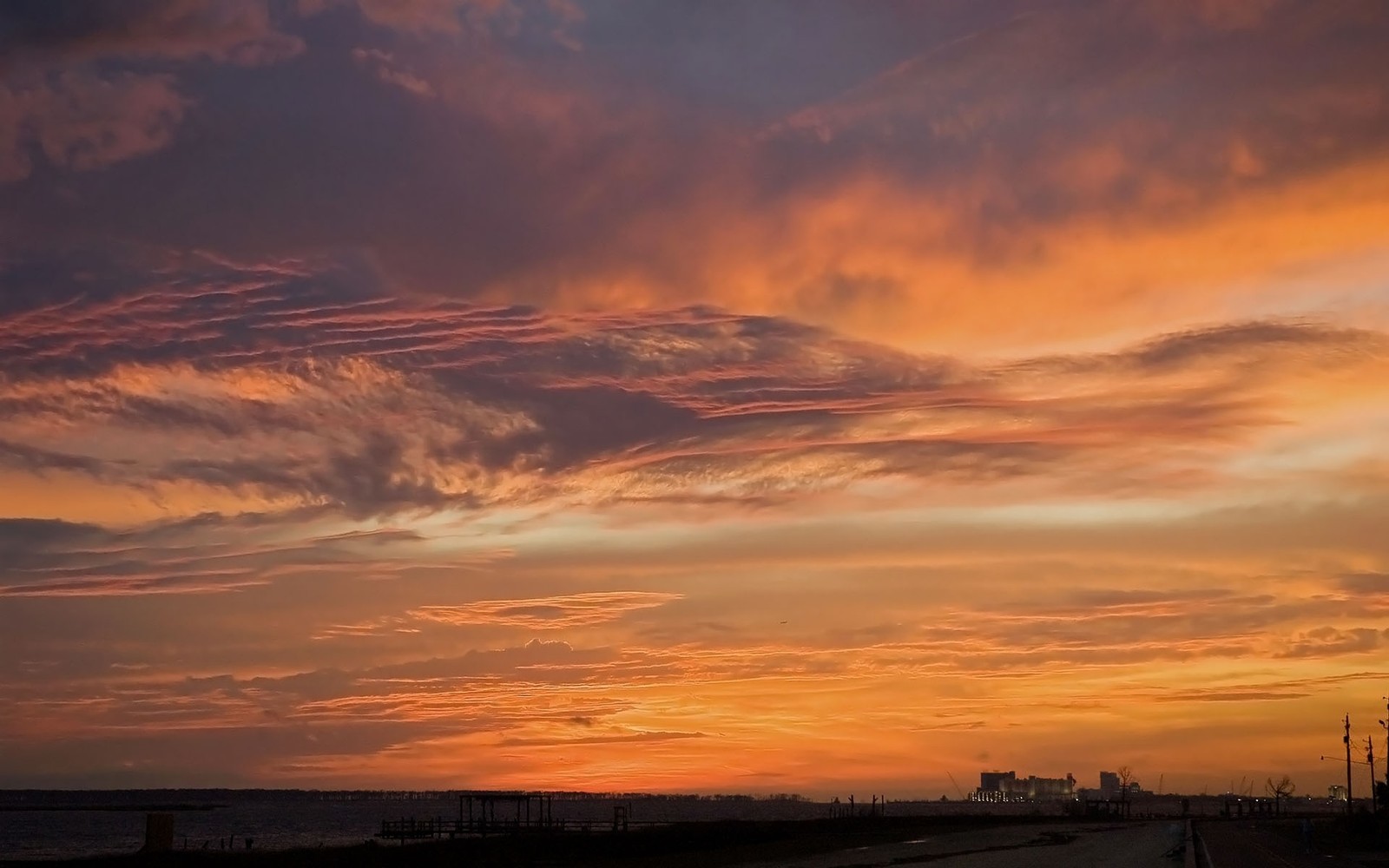 Coucher de soleil sur la plage avec quelques nuages et quelques voitures (coucher de soleil, nuage, crépuscule, horizon, lever de soleil)