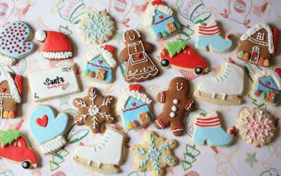 Galletas navideñas festivas con decoraciones de glaseado real