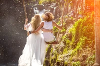 Pareja alegre balanceándose en la naturaleza, celebrando el amor en medio de la dicha iluminada por el sol