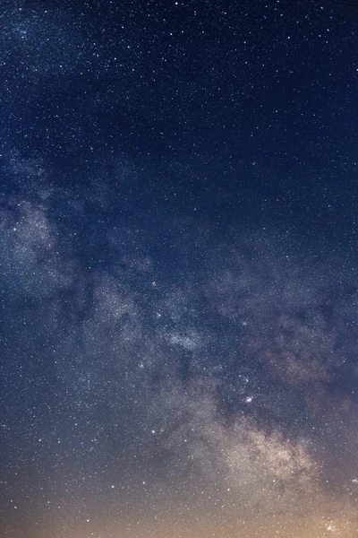 Amplio cielo nocturno iluminado por estrellas y la Vía Láctea