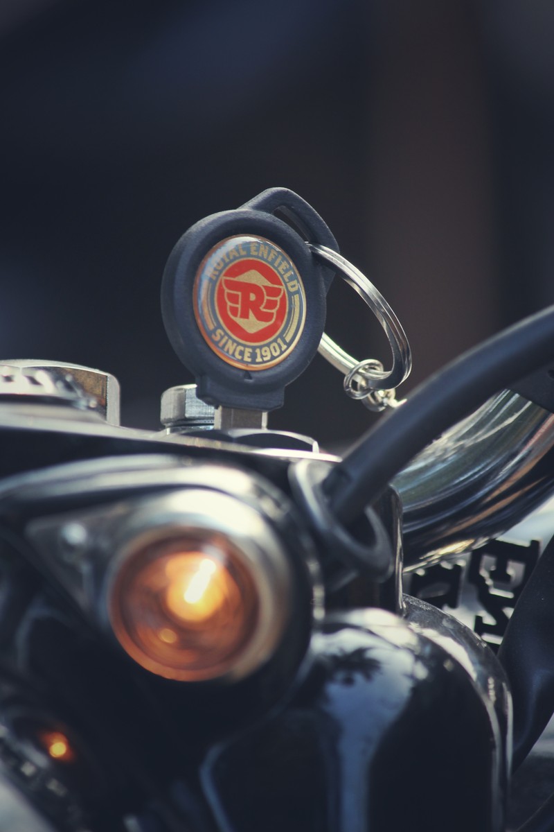 There is a close up of a motorcycle with a red and black emblem (motorcycle, vintage)