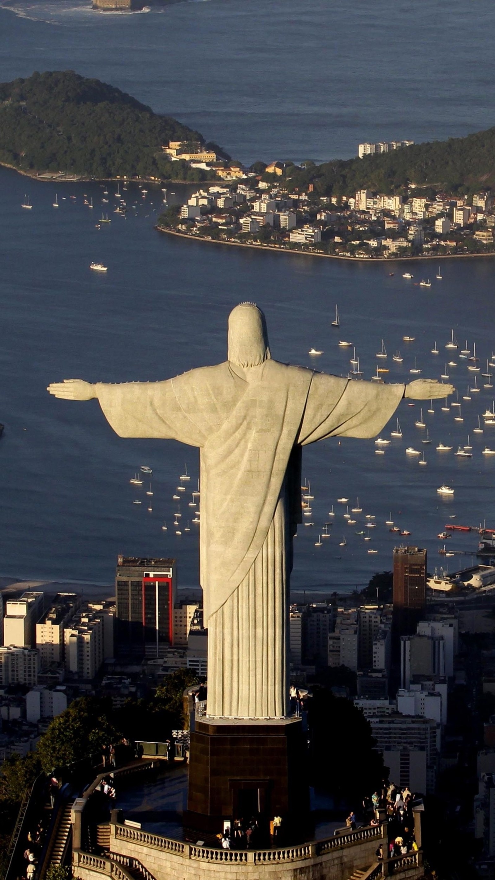 Statue von jesus, der über eine stadt und ein gewässer blickt (brasilien, christus, gott, jesus, rio)