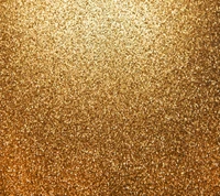 Goldener Sand funkelt: Eine schimmernde Strandlandschaft