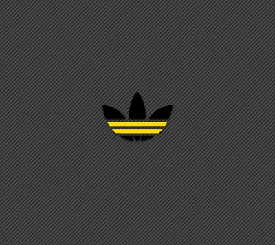 Logo Adidas noir avec des rayures jaunes sur un fond gris texturé.