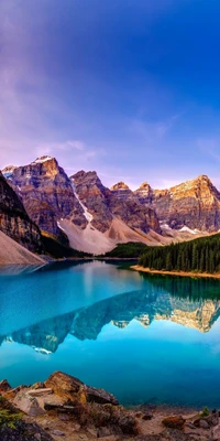 Majestätische Berge, die sich in einem ruhigen See spiegeln