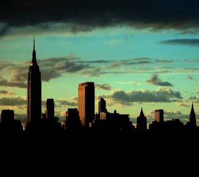 Silhouette der Skyline von New York City bei Dämmerung