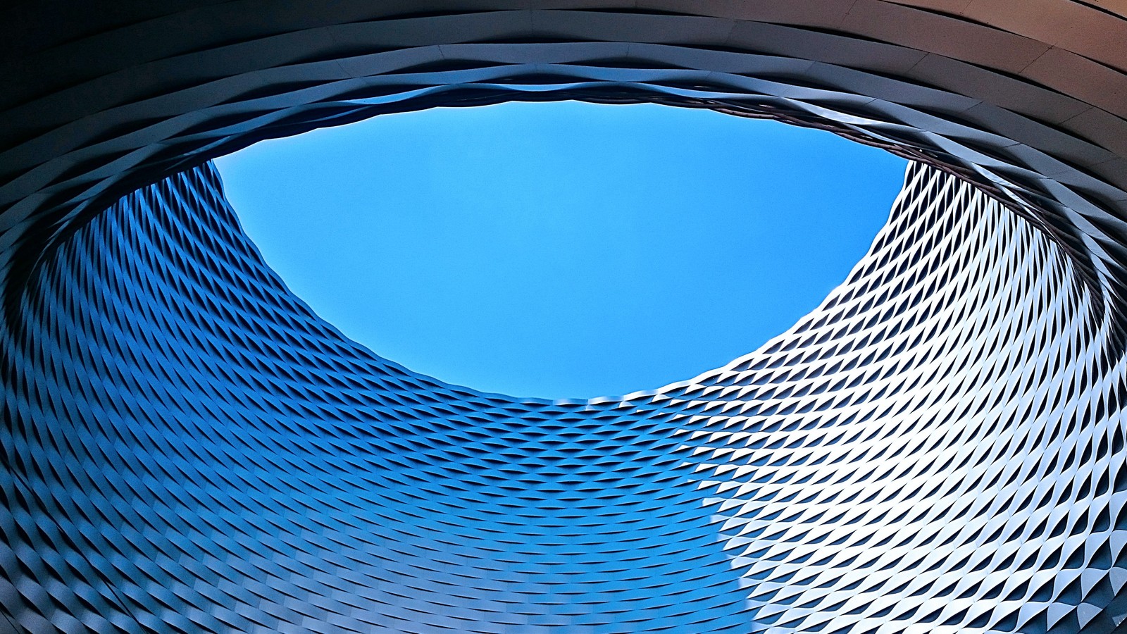 Arabische sicht auf ein gebäude mit einem runden dach und einem himmel im hintergrund (art basel, moderne architektur, muster, geometrisch, blauer himmel)