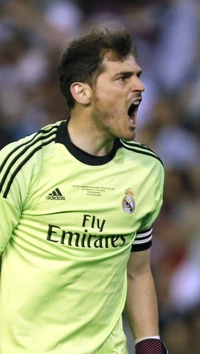 Iker Casillas célébrant un arrêt crucial en tant que gardien de but pour le Real Madrid.