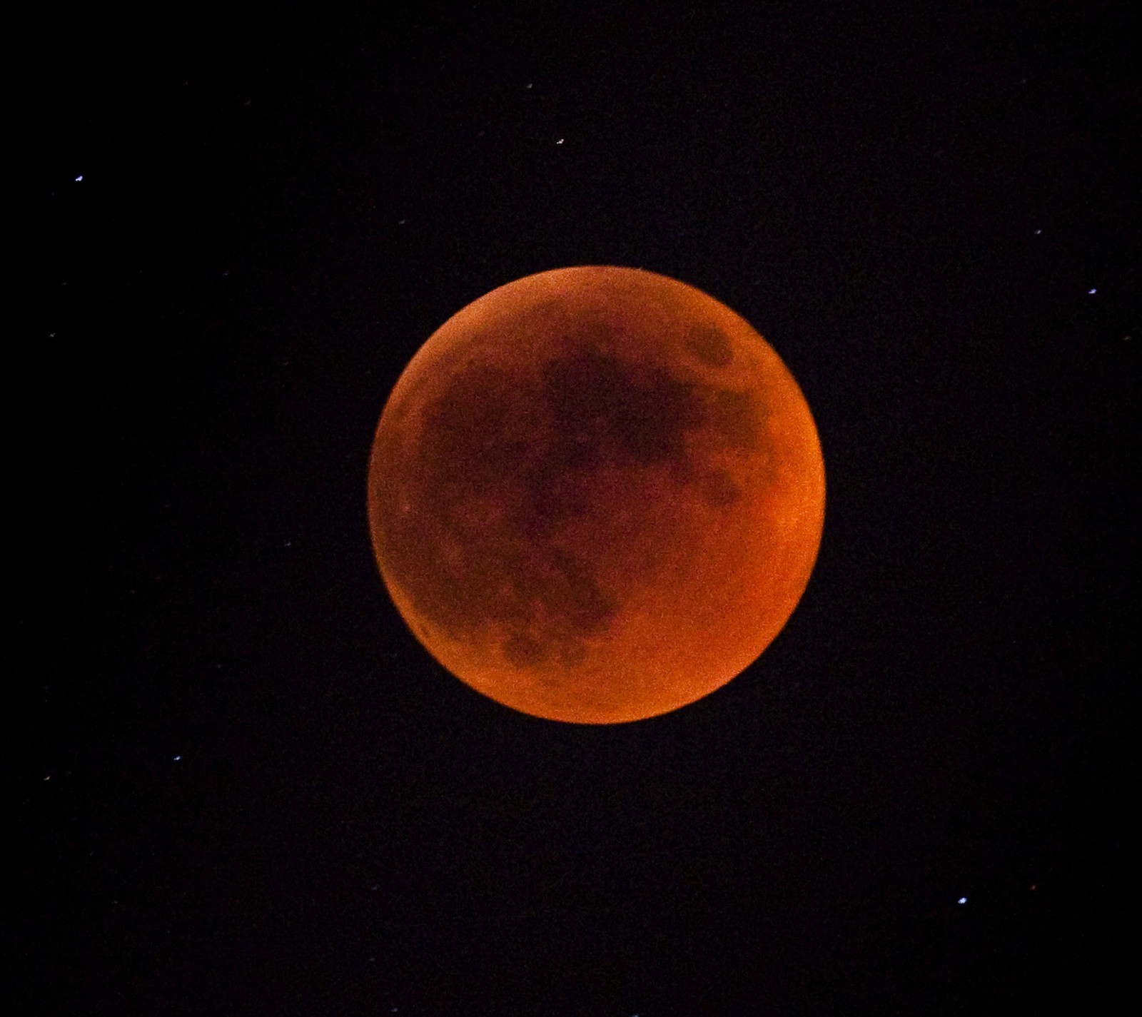 Um close-up de uma lua vermelha com um fundo de céu preto (eclipse lunar, lua)