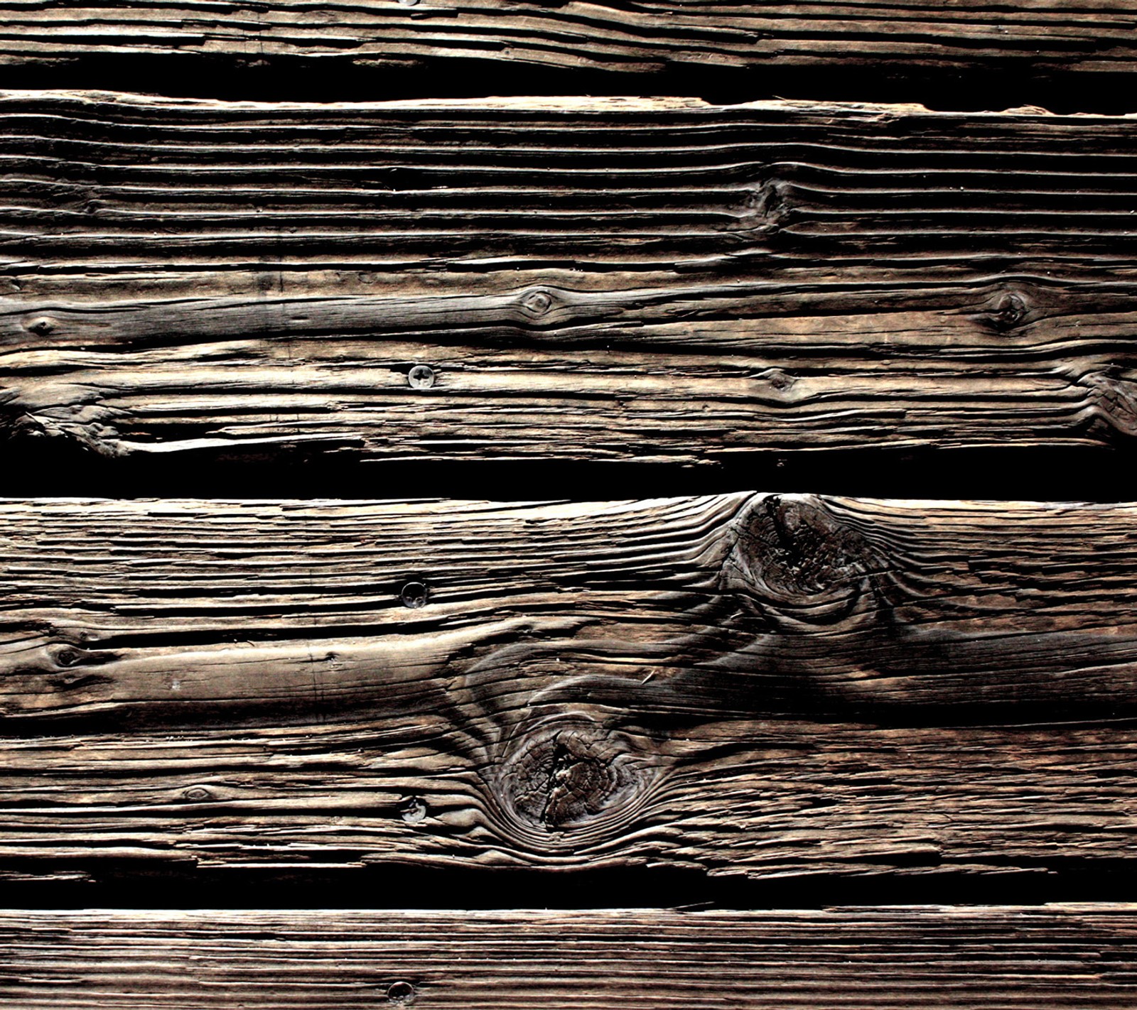 Nahaufnahme einer holzwand mit einigen ästen (holz, hölzern)