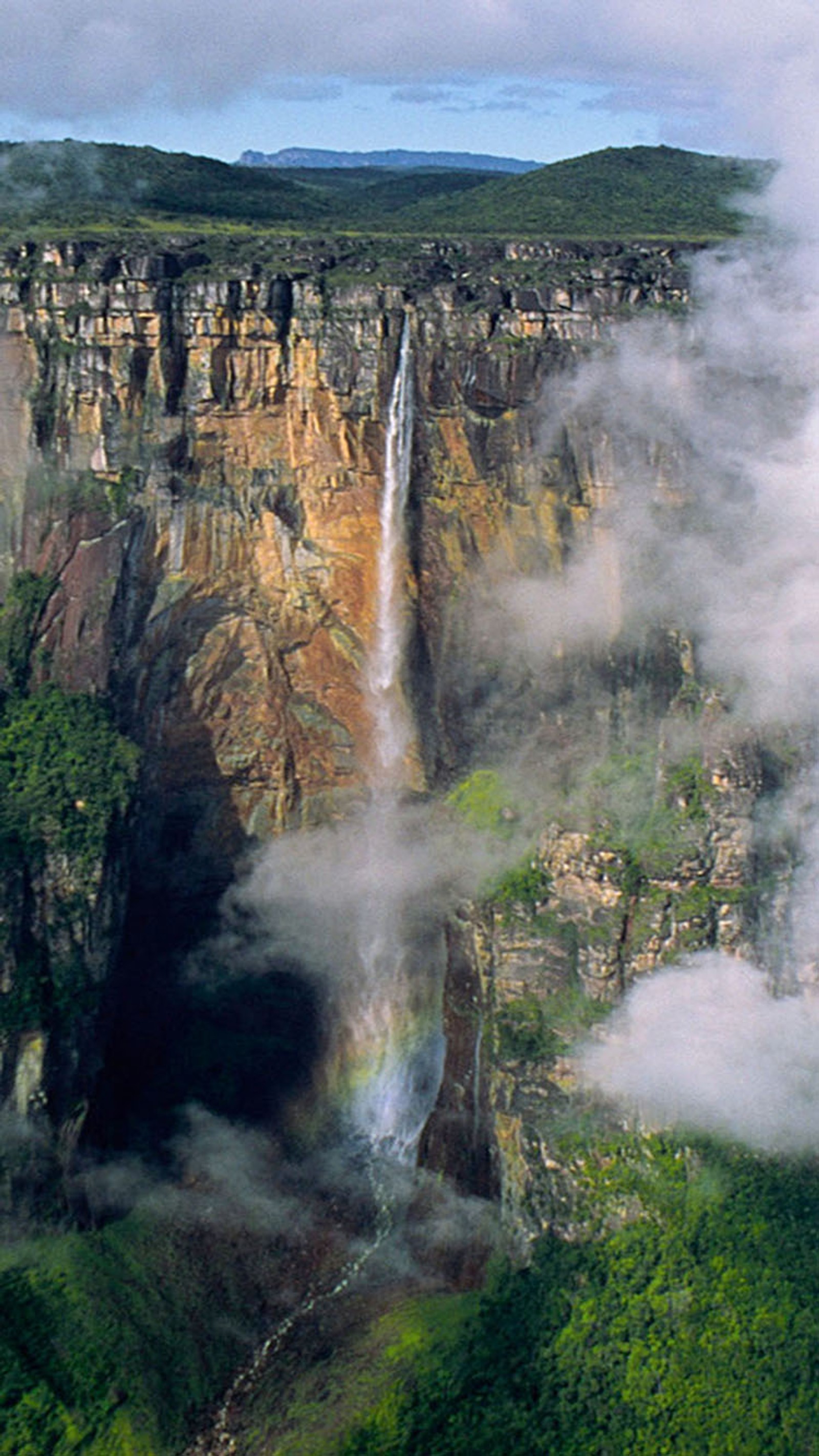 Uma visão aérea de uma cachoeira com um arco-íris no meio (outono, água)