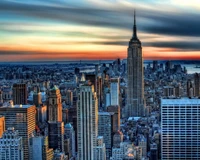 Skyline de Manhattan au lever du soleil avec des gratte-ciel emblématiques