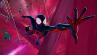 Miles Morales em ação, voando por uma vibrante paisagem urbana animada como Homem-Aranha.