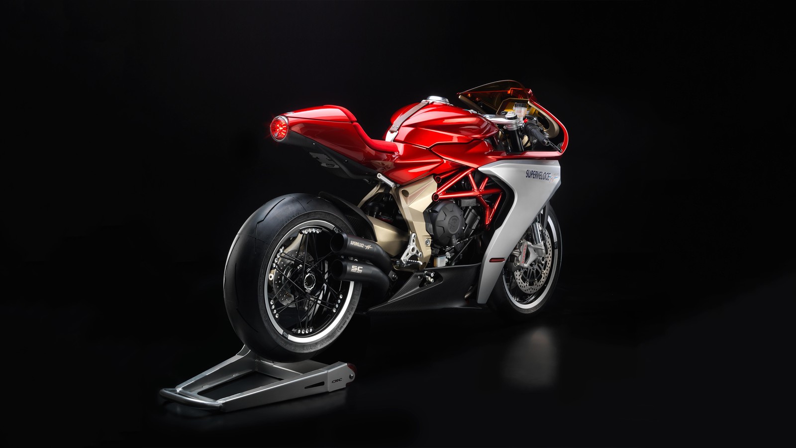 Крупный план красного мотоцикла на черном фоне (mv агоста f3, mv agusta f3, гонки супербайков, mv agusta, мотоцикл)