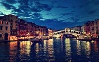 Reflexiones vespertinas del Puente de Rialto en el Gran Canal