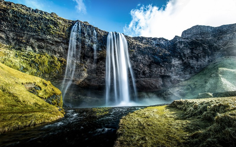 Водопад посреди зеленой долины с голубым небом (сельяландсфосс, seljalandsfoss, водопад, водоем, природа)