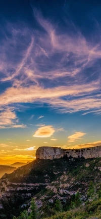 Majestätischer Hochland Sonnenuntergang mit Kumuluswolken