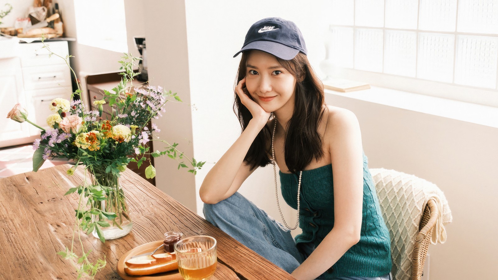 Mujer sentada a una mesa con un vaso de jugo de naranja y un plato de comida (yoona, 윤아, im yoon ah, 임윤아, kpop)