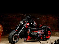 Custom Chopper mit auffälligen Grafiken und schlankem Design