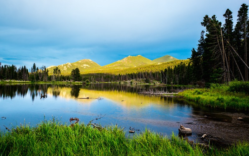 Вид на озеро с горой на заднем плане (sprague lake, национальный парк скалистых гор, колорадо, colorado, пейзаж)