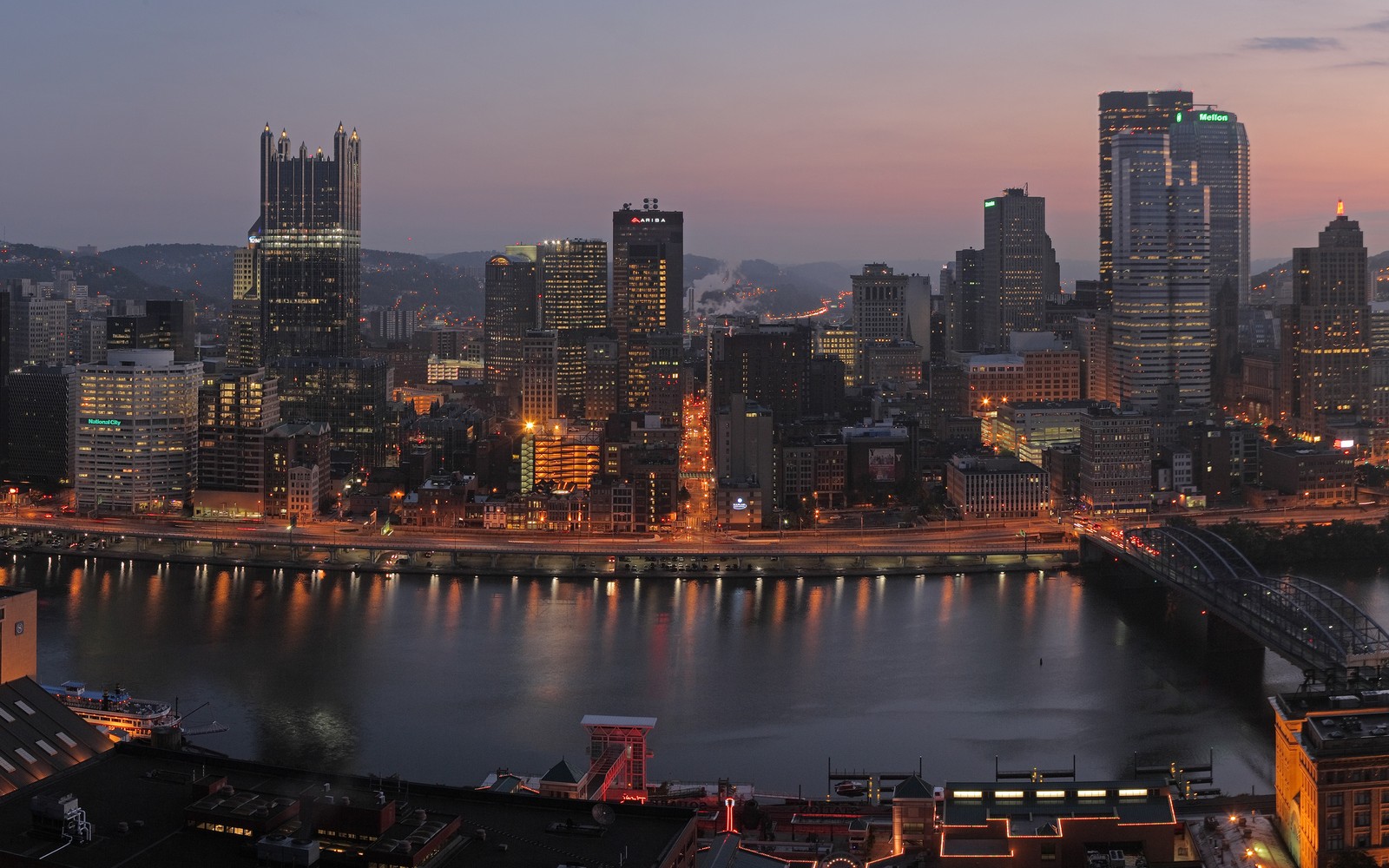 Vista girafa de um horizonte da cidade à noite com uma ponte (montanha washington, cidade, paisagem urbana, metrópole, linha do horizonte)