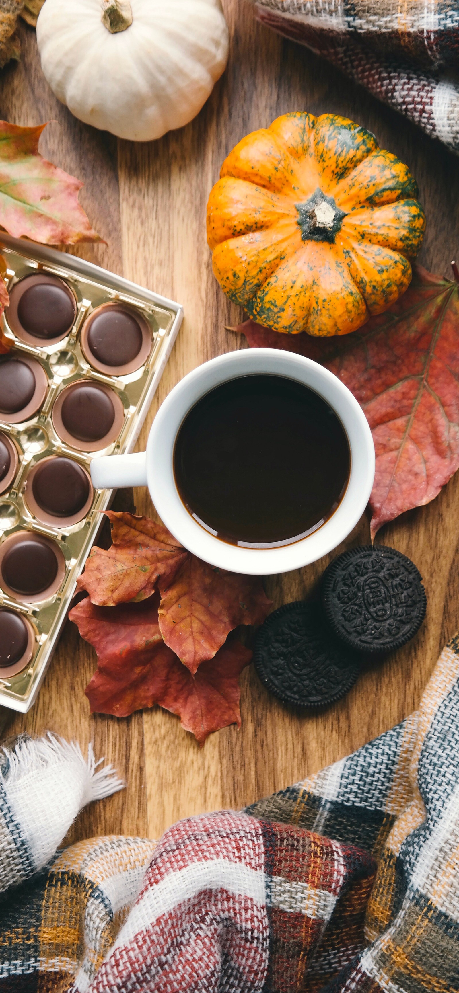 Une tasse de café et des chocolats sur une table (collage, automne, café, lunettes, tasse)