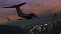 Uma aeronave elegante pairando através de um céu crepuscular acima de uma paisagem urbana movimentada, iluminada por luzes cintilantes, mostrando a atmosfera vibrante de Grand Theft Auto V.