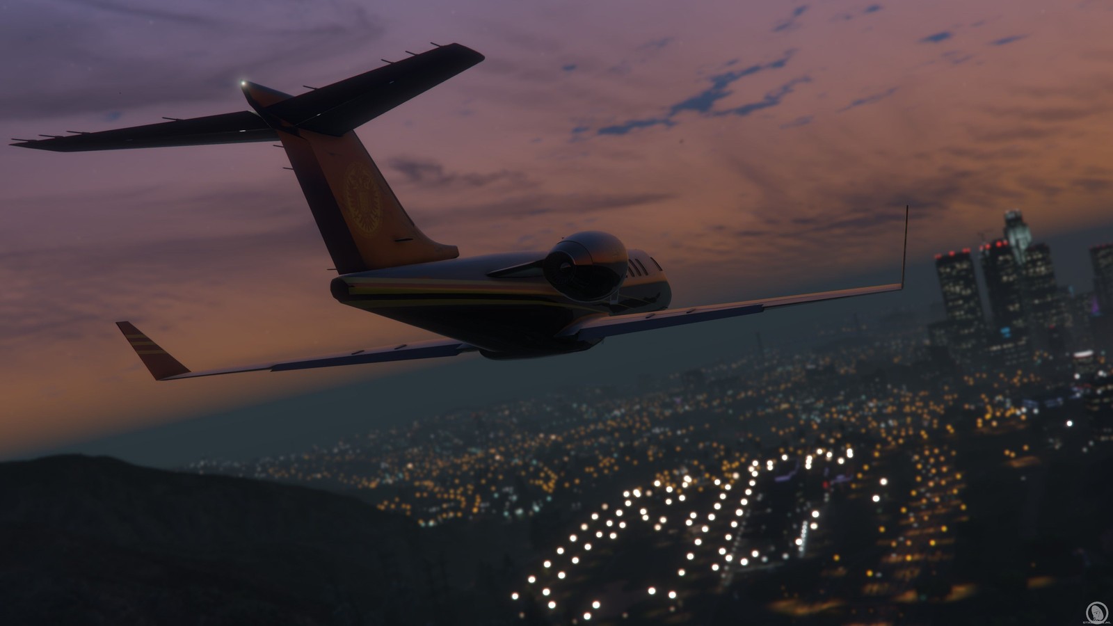 Um close em um avião voando sobre uma cidade à noite (grand theft auto v, grand theft auto san andreas, mod, playstation 4, aeronave)